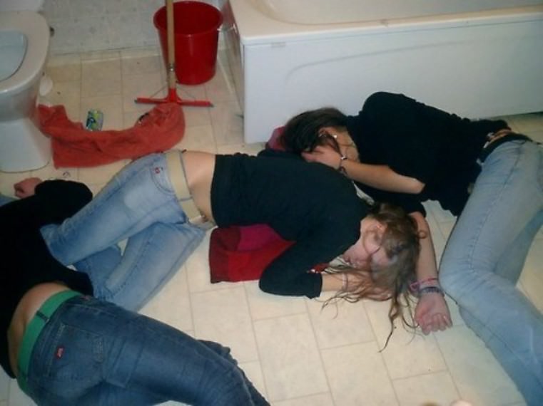Пьяная девушка спокойно трахается в попку после вечеринки