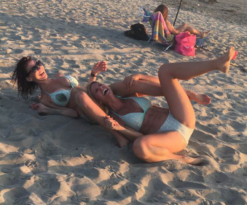 Молодая студентка на пляже без лифчика с мамой на пляже отдыхает не зная о камере неподалеку