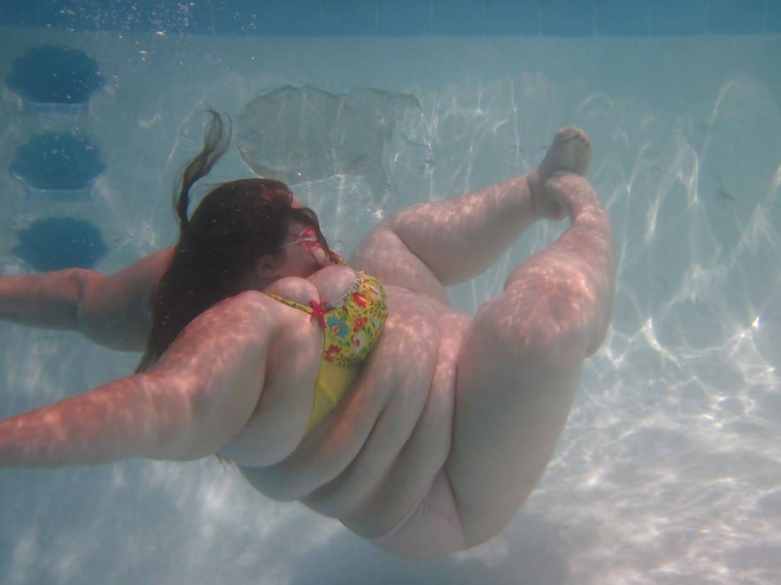 Мастурбирует плавая в бассейне на надувном матрасе 