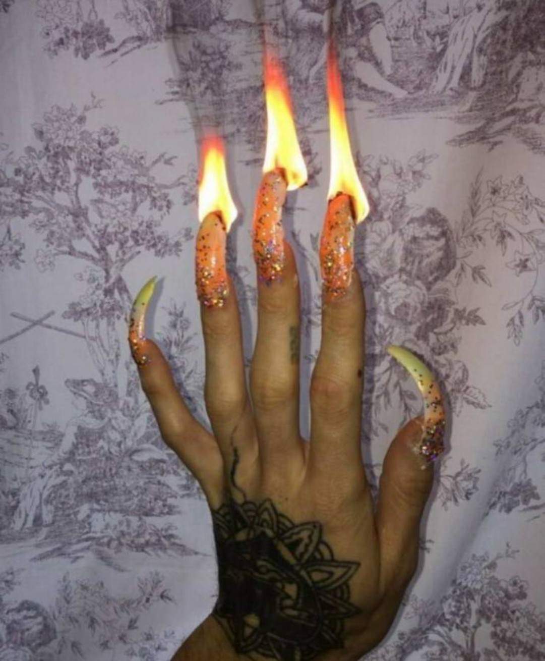 Длинные острые ногти с огнем